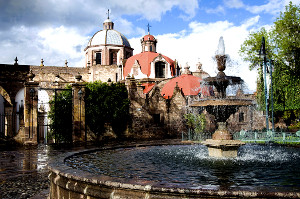 Morelia Kirche mit einer Wasserfontaine im Vordergrund