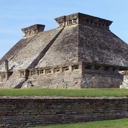 Eine der Pyramiden von Tajin